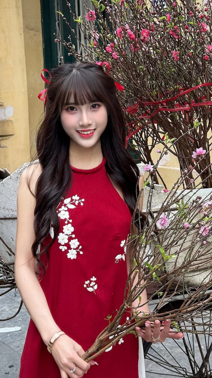 Lan Chinh: từ nữ sinh kinh tế đến gương mặt livestream triệu view gây sốt TikTok- Ảnh 1. Lan Chinh: từ nữ sinh kinh tế đến gương mặt livestream triệu view gây sốt TikTok- Ảnh 1.