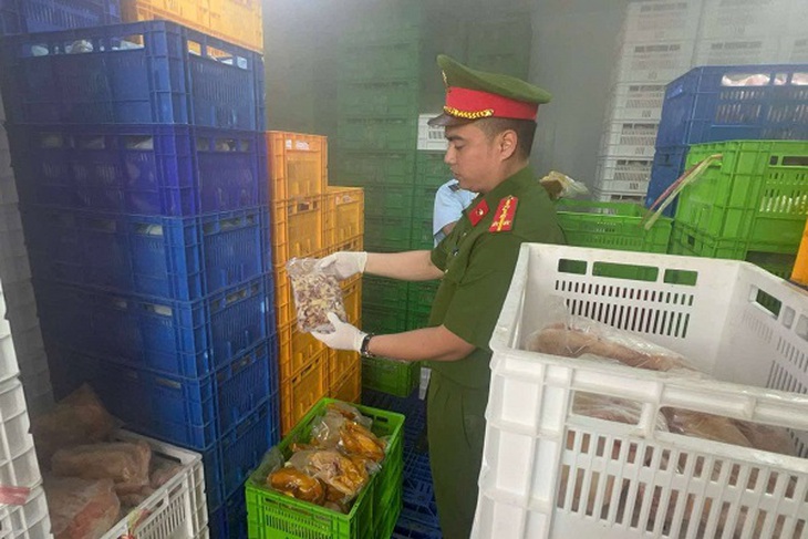 Ngăn chặn khoảng 20 tấn gà ‘bẩn’ chuẩn bị tuồn ra thị trường- Ảnh 2.