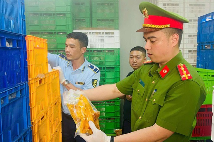 Ngăn chặn khoảng 20 tấn gà ‘bẩn’ chuẩn bị tuồn ra thị trường- Ảnh 1.