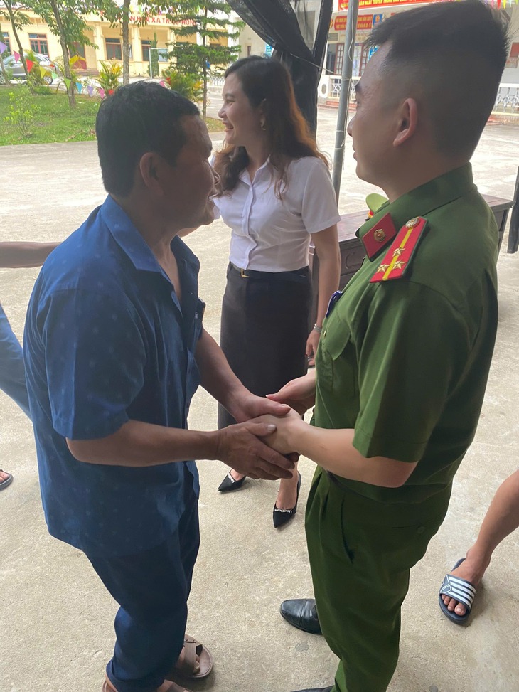 Công an xã miền núi kịp thời đưa cháu bé co giật, tím tái đến viện cấp cứu- Ảnh 1.