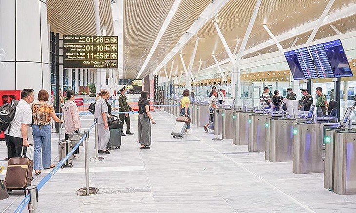 Bay đêm, tăng chuyến thấp điểm phục vụ 50 năm Ngày Giải phóng miền Nam thống nhất đất nước - Ảnh 2. Bay đêm, tăng chuyến thấp điểm phục vụ 50 năm Ngày Giải phóng miền Nam thống nhất đất nước - Ảnh 2.