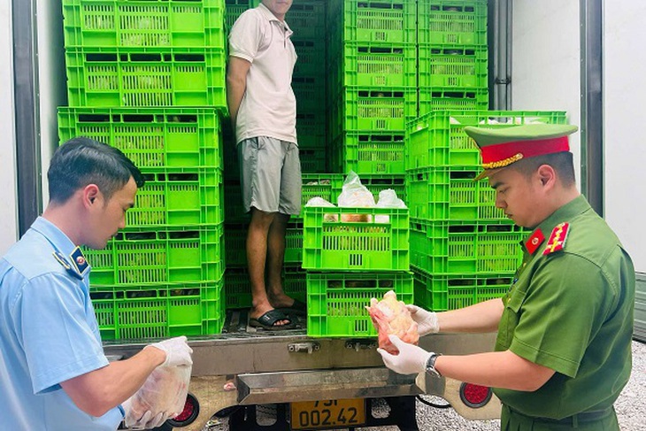 Ngăn chặn khoảng 20 tấn gà ‘bẩn’ chuẩn bị tuồn ra thị trường- Ảnh 3.
