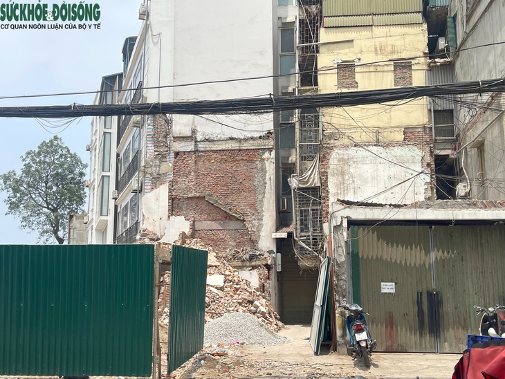 Cận cảnh rào chắn, giải phóng mặt bằng dự án đường Vành đai 1- Ảnh 2.