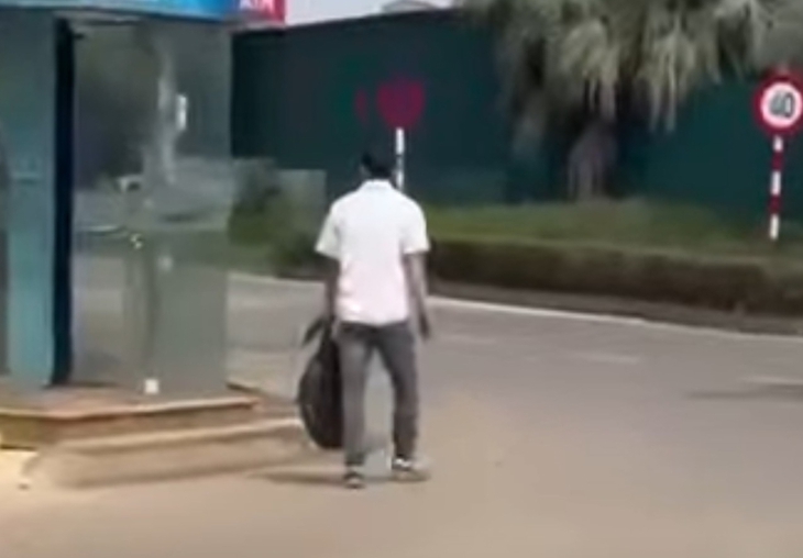 Người đàn ông bịt mặt, cầm dao xông vào cướp ngân hàng ở Hà Nội- Ảnh 2. Người đàn ông bịt mặt, cầm dao xông vào cướp ngân hàng ở Hà Nội- Ảnh 2.