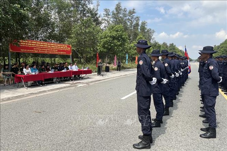 Quân đội Lào và Campuchia tập luyện tại Bình Dương, chuẩn bị cho lễ diễu binh- Ảnh 7. Quân đội Lào và Campuchia tập luyện tại Bình Dương, chuẩn bị cho lễ diễu binh- Ảnh 7.