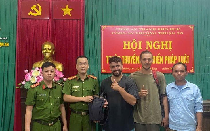 Du khách nước ngoài xúc động nhận lại tài sản đánh rơi khi đến Huế du lịch