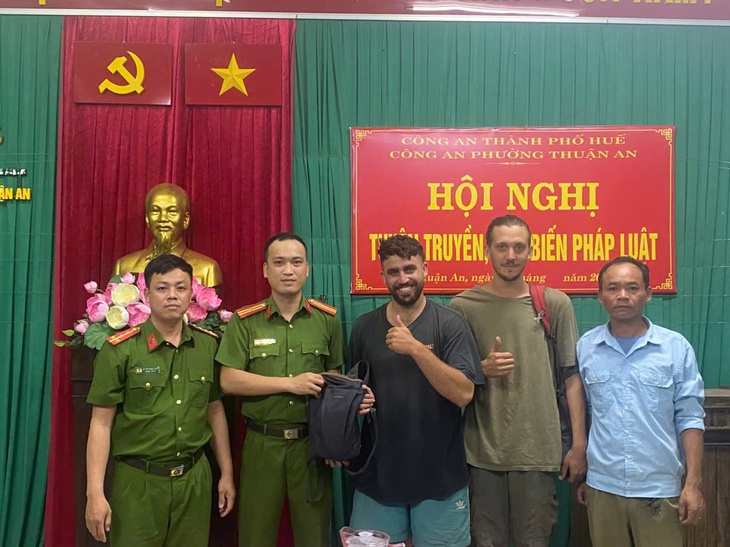 Du khách nước ngoài xúc động nhận lại tài sản đánh rơi khi đến Huế du lịch- Ảnh 1. Du khách nước ngoài xúc động nhận lại tài sản đánh rơi khi đến Huế du lịch- Ảnh 1.