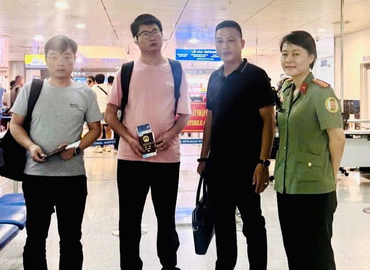 Trục xuất hai người nước ngoài nhập cảnh trái phép vào Việt Nam- Ảnh 1.