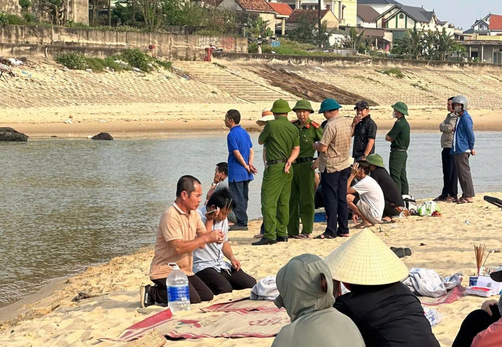 Tìm thấy thi thể 2 học sinh mất tích khi tắm ở cửa sông- Ảnh 1. Tìm thấy thi thể 2 học sinh mất tích khi tắm ở cửa sông- Ảnh 1.