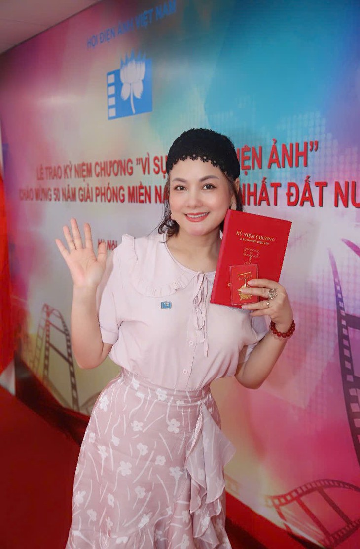 Nữ NSND mang quân hàm Đại tá vừa đón nhận kỉ niệm chương vì sự nghiệp điện ảnh là ai?- Ảnh 1. Nữ NSND mang quân hàm Đại tá vừa đón nhận kỉ niệm chương vì sự nghiệp điện ảnh là ai?- Ảnh 1.