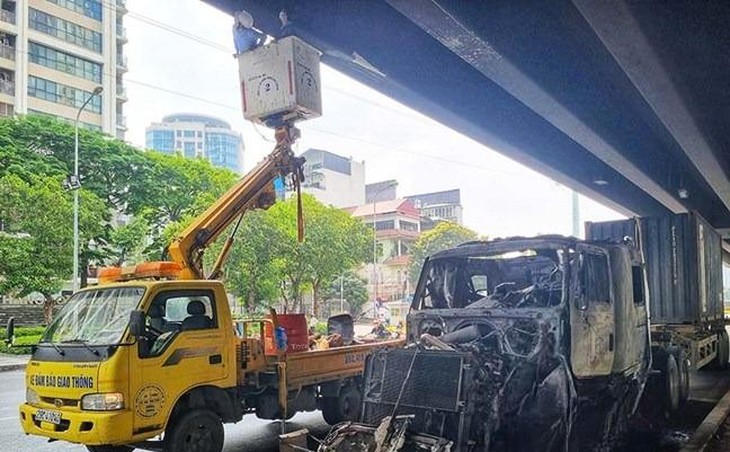 Cháy xe ô tô ngay dưới vành đai 3 có ảnh hưởng đến độ an toàn của kết cấu công trình?- Ảnh 2. Cháy xe ô tô ngay dưới vành đai 3 có ảnh hưởng đến độ an toàn của kết cấu công trình?- Ảnh 2.