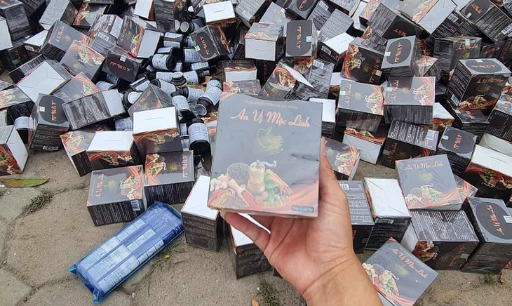 Truy tìm công ty đổ hàng nghìn hộp thực phẩm chức năng ra vỉa hè Hà Nội- Ảnh 2.