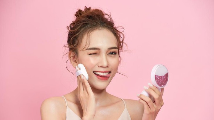 7 sản phẩm trang điểm không thể thiếu trong túi xách mùa hè- Ảnh 2. 7 sản phẩm trang điểm không thể thiếu trong túi xách mùa hè- Ảnh 2.
