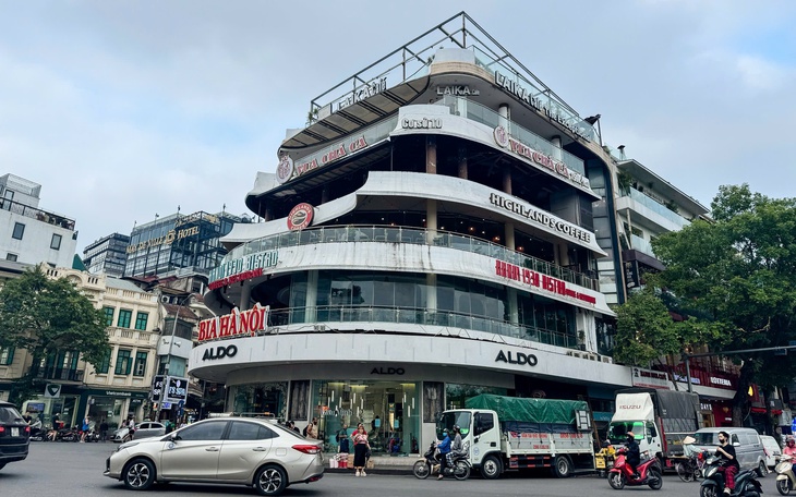 Bắt đầu di chuyển đồ đạc, chuẩn bị tháo dỡ tòa nhà 'Hàm cá mập'- Ảnh 4. Bắt đầu di chuyển đồ đạc, chuẩn bị tháo dỡ tòa nhà 'Hàm cá mập'- Ảnh 4.