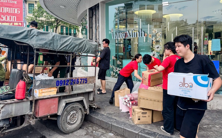 Bắt đầu di chuyển đồ đạc, chuẩn bị tháo dỡ tòa nhà 'Hàm cá mập'- Ảnh 2. Bắt đầu di chuyển đồ đạc, chuẩn bị tháo dỡ tòa nhà 'Hàm cá mập'- Ảnh 2.