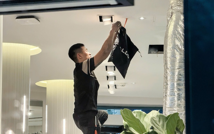 Bắt đầu di chuyển đồ đạc, chuẩn bị tháo dỡ tòa nhà 'Hàm cá mập'- Ảnh 3. Bắt đầu di chuyển đồ đạc, chuẩn bị tháo dỡ tòa nhà 'Hàm cá mập'- Ảnh 3.