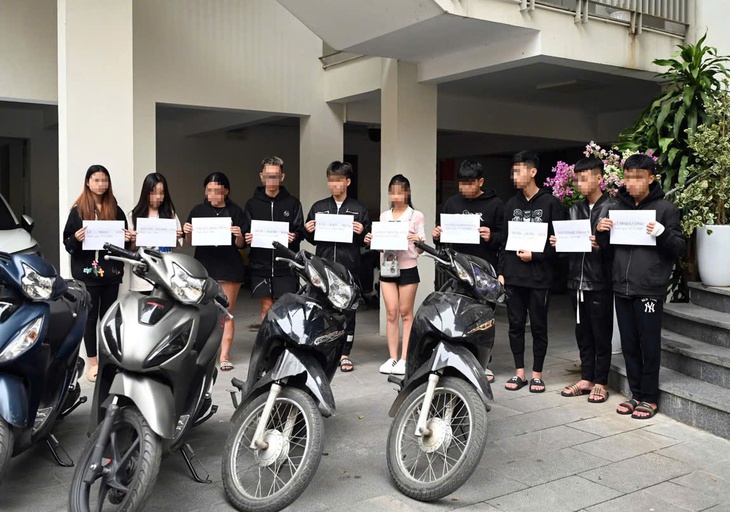 Hôm nay xét xử nhóm 'quái xế' đua xe, đâm tử vong người dừng đèn đỏ tại Hà Nội- Ảnh 2. Hôm nay xét xử nhóm 'quái xế' đua xe, đâm tử vong người dừng đèn đỏ tại Hà Nội- Ảnh 2.