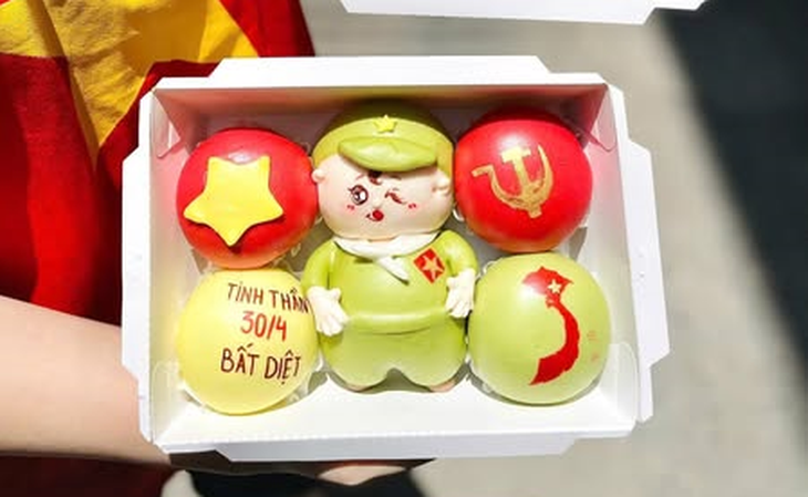 Mãn nhãn với những 'chiếc bánh yêu nước' vô cùng ý nghĩa trước thềm 30/4- Ảnh 4. Mãn nhãn với những 'chiếc bánh yêu nước' vô cùng ý nghĩa trước thềm 30/4- Ảnh 4.