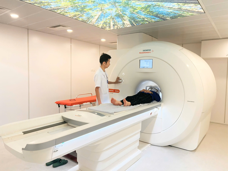 Bệnh viện Đa khoa Quang Thành: Ứng dụng kỹ thuật cao cộng hưởng từ 1.5 Tesla, phục vụ hiệu quả người dân tại địa phương- Ảnh 1. Bệnh viện Đa khoa Quang Thành: Ứng dụng kỹ thuật cao cộng hưởng từ 1.5 Tesla, phục vụ hiệu quả người dân tại địa phương- Ảnh 1.