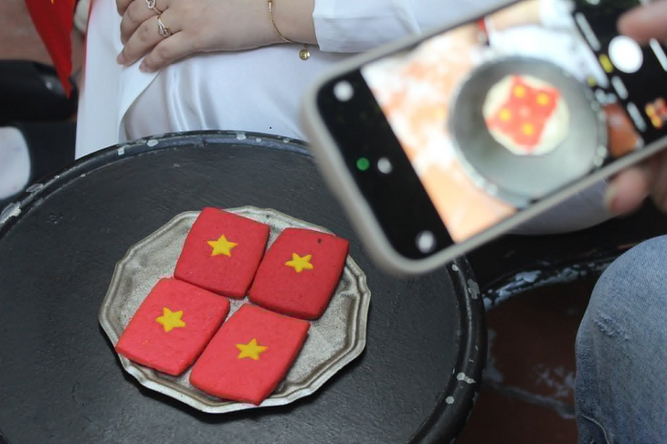 Mãn nhãn với những 'chiếc bánh yêu nước' vô cùng ý nghĩa trước thềm 30/4- Ảnh 5. Mãn nhãn với những 'chiếc bánh yêu nước' vô cùng ý nghĩa trước thềm 30/4- Ảnh 5.