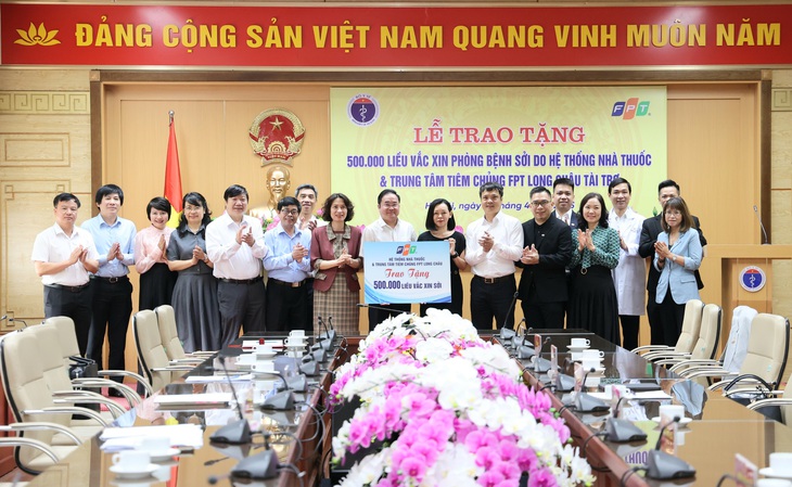 Bộ Y tế tiếp nhận 500.000 liều vaccine sởi do FPT Long Châu tài trợ- Ảnh 1.
