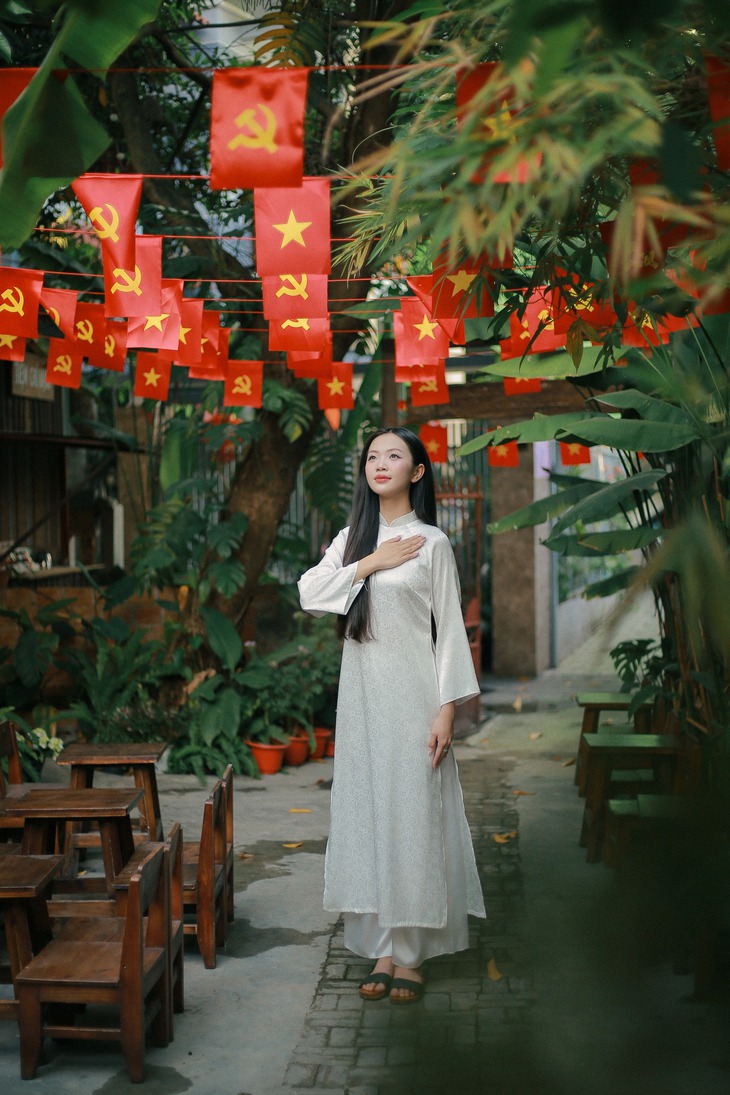 Concept cờ đỏ sao vàng ở nhiều quán cà phê Hà Nội hút khách, doanh thu tăng vọt- Ảnh 4.