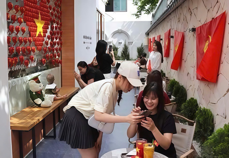 Concept cờ đỏ sao vàng ở nhiều quán cà phê Hà Nội hút khách, doanh thu tăng vọt- Ảnh 5.