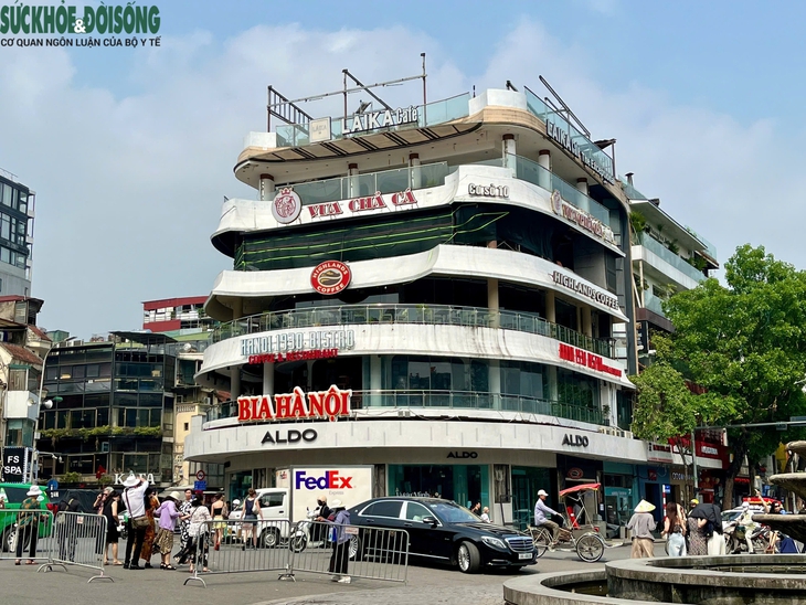 Các cửa hàng chuyển đồ đạc ra khỏi tòa nhà Hàm cá mập để chuẩn bị phá dỡ- Ảnh 1.