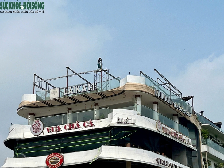 Các cửa hàng chuyển đồ đạc ra khỏi tòa nhà Hàm cá mập để chuẩn bị phá dỡ- Ảnh 2.