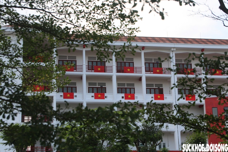 Huế rực rỡ cờ Tổ quốc từ trường học đến quán cà phê, giới trẻ thích thú check-in- Ảnh 1. Huế rực rỡ cờ Tổ quốc từ trường học đến quán cà phê, giới trẻ thích thú check-in- Ảnh 1.