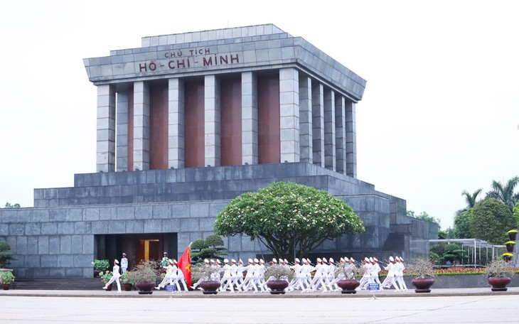 Hà Nội phân luồng giao thông, bố trí bãi xe phục vụ người dân vào Lăng viếng Bác dịp 30/4