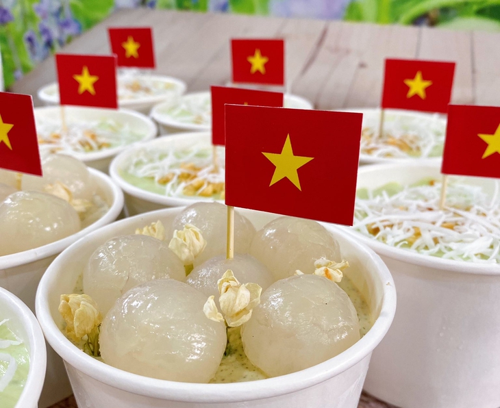 Mãn nhãn với những 'chiếc bánh yêu nước' vô cùng ý nghĩa trước thềm 30/4- Ảnh 1. Mãn nhãn với những 'chiếc bánh yêu nước' vô cùng ý nghĩa trước thềm 30/4- Ảnh 1.