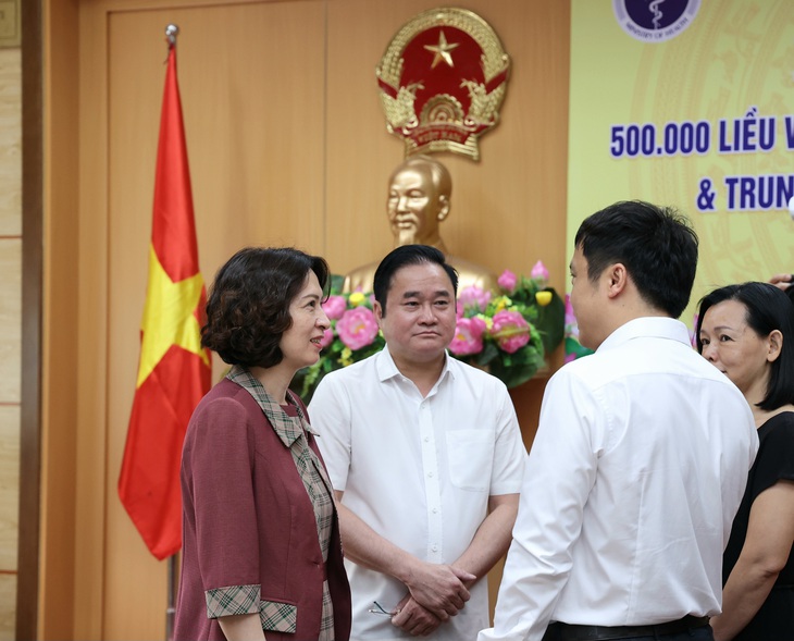 Bộ Y tế tiếp nhận 500.000 liều vaccine sởi do FPT Long Châu tài trợ- Ảnh 3.