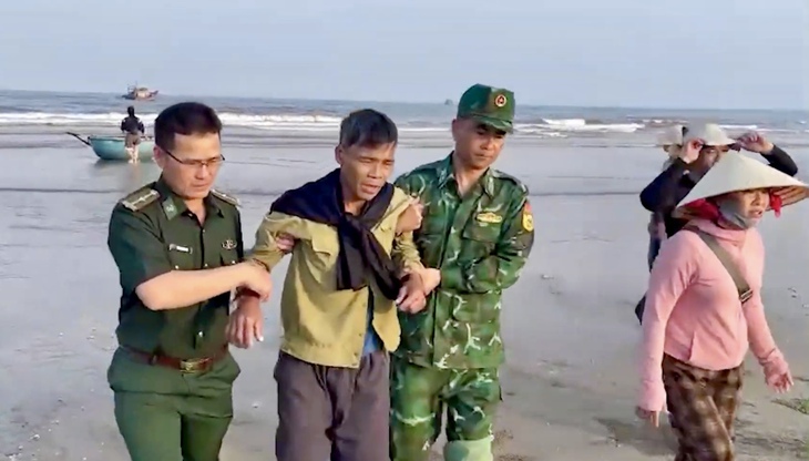 Cứu ngư dân rơi xuống biển- Ảnh 1.