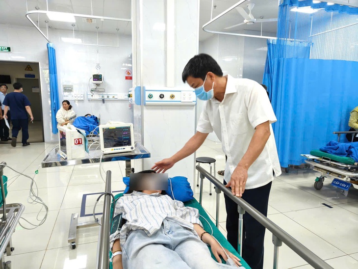 3 bệnh viện dồn sức cứu chữa nạn nhân vụ lật xe chở 20 học sinh ở Gia Lai- Ảnh 1. 3 bệnh viện dồn sức cứu chữa nạn nhân vụ lật xe chở 20 học sinh ở Gia Lai- Ảnh 1.