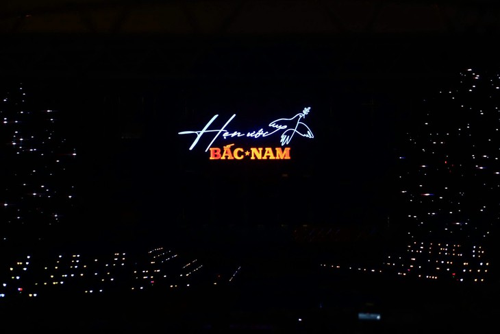 Pháo hoa rực trời Hà Nội trong chương trình 'Hẹn ước Bắc - Nam'- Ảnh 13. Pháo hoa rực trời Hà Nội trong chương trình 'Hẹn ước Bắc - Nam'- Ảnh 13.