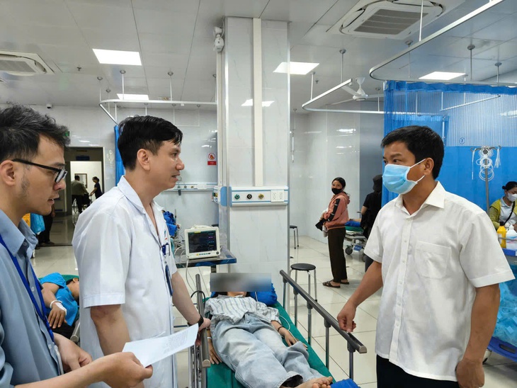 Ô tô chở 20 học sinh bị lật ở Gia Lai- Ảnh 2. Ô tô chở 20 học sinh bị lật ở Gia Lai- Ảnh 2.