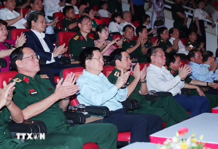 Hơn 12.000 khán giả xúc động, tự hào thưởng ngoạn chương trình “Hẹn ước Bắc-Nam”- Ảnh 1. Hơn 12.000 khán giả xúc động, tự hào thưởng ngoạn chương trình “Hẹn ước Bắc-Nam”- Ảnh 1.