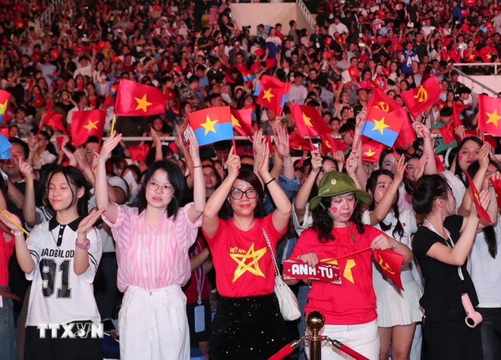 Hơn 12.000 khán giả xúc động, tự hào thưởng ngoạn chương trình “Hẹn ước Bắc-Nam”- Ảnh 3. Hơn 12.000 khán giả xúc động, tự hào thưởng ngoạn chương trình “Hẹn ước Bắc-Nam”- Ảnh 3.