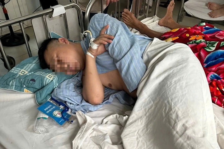 Sau va chạm giao thông, tài xế và phụ xe khách bị hành hung- Ảnh 3. Sau va chạm giao thông, tài xế và phụ xe khách bị hành hung- Ảnh 3.