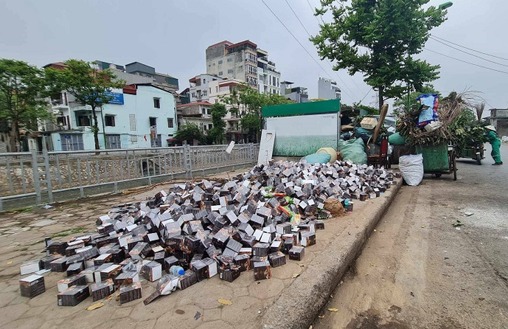 Thủ phạm đổ hàng nghìn hộp thực phẩm bảo vệ sức khoẻ ra đường có thể bị xử phạt thế nào?- Ảnh 1.