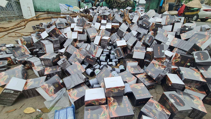 Thủ phạm đổ hàng nghìn hộp thực phẩm bảo vệ sức khoẻ ra đường có thể bị xử phạt thế nào?- Ảnh 2.
