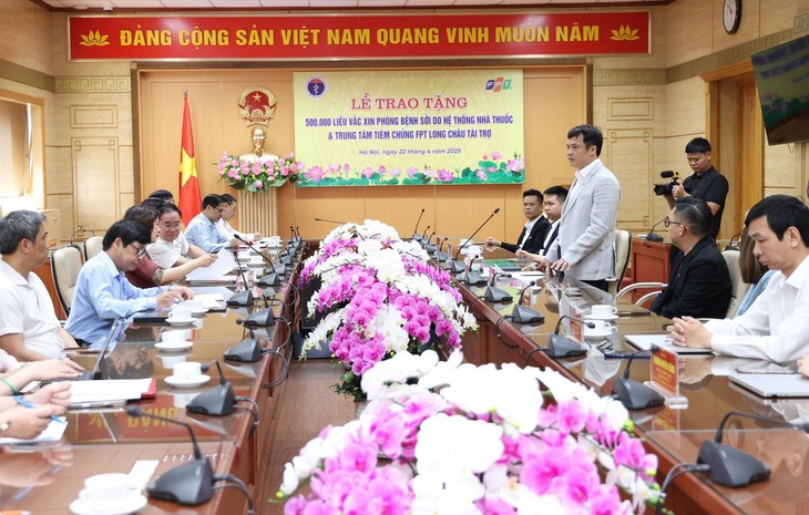 Bộ Y tế tiếp nhận nửa triệu liều vắc xin sởi do FPT Long Châu trao tặng- Ảnh 3.