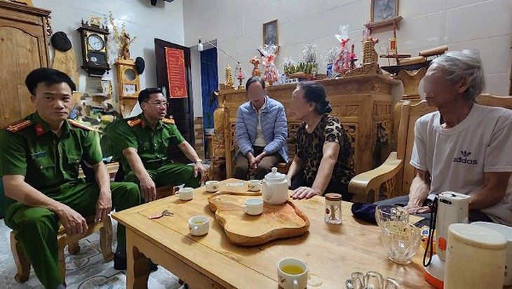 Giải cứu thành công người phụ nữ trầm cảm định nhảy cầu Việt Trì tự tử- Ảnh 2.