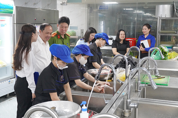Quảng Bình đẩy mạnh công tác kiểm tra an toàn vệ sinh thực phẩm- Ảnh 1.