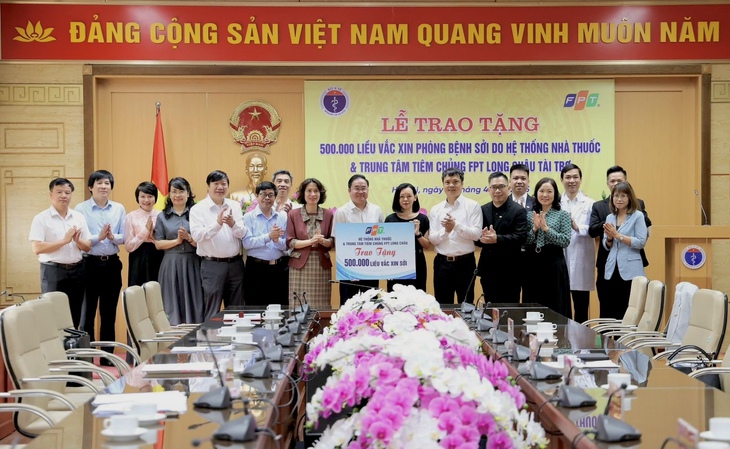 Bộ Y tế tiếp nhận nửa triệu liều vắc xin sởi do FPT Long Châu trao tặng- Ảnh 1.