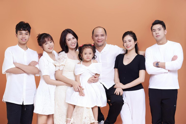 Học sinh ngỗ ngược bị ghét nhất phim '12A và 4H', 30 năm sau lại có cuộc sống hạnh phúc bên vợ là NSƯT- Ảnh 5. Học sinh ngỗ ngược bị ghét nhất phim '12A và 4H', 30 năm sau lại có cuộc sống hạnh phúc bên vợ là NSƯT- Ảnh 5.
