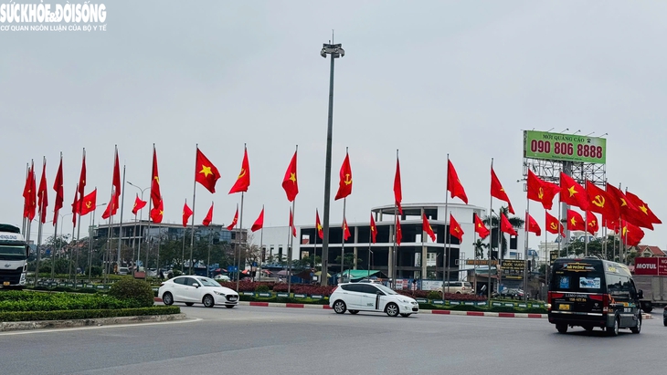 Người Hải Phòng nô nức mừng kỷ niệm 50 năm giải phóng miền Nam, thống nhất đất nước- Ảnh 1.