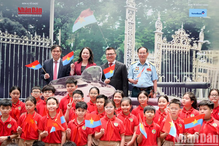 Báo Nhân Dân công bố đợt truyền thông đặc biệt chào mừng 50 năm ngày Giải phóng miền Nam, thống nhất đất nước- Ảnh 1. Báo Nhân Dân công bố đợt truyền thông đặc biệt chào mừng 50 năm ngày Giải phóng miền Nam, thống nhất đất nước- Ảnh 1.