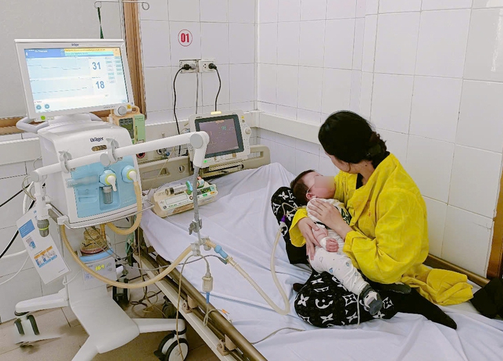 Giành sự sống cho bé 7 tháng tuổi bị mắc sởi biến chứng- Ảnh 1.